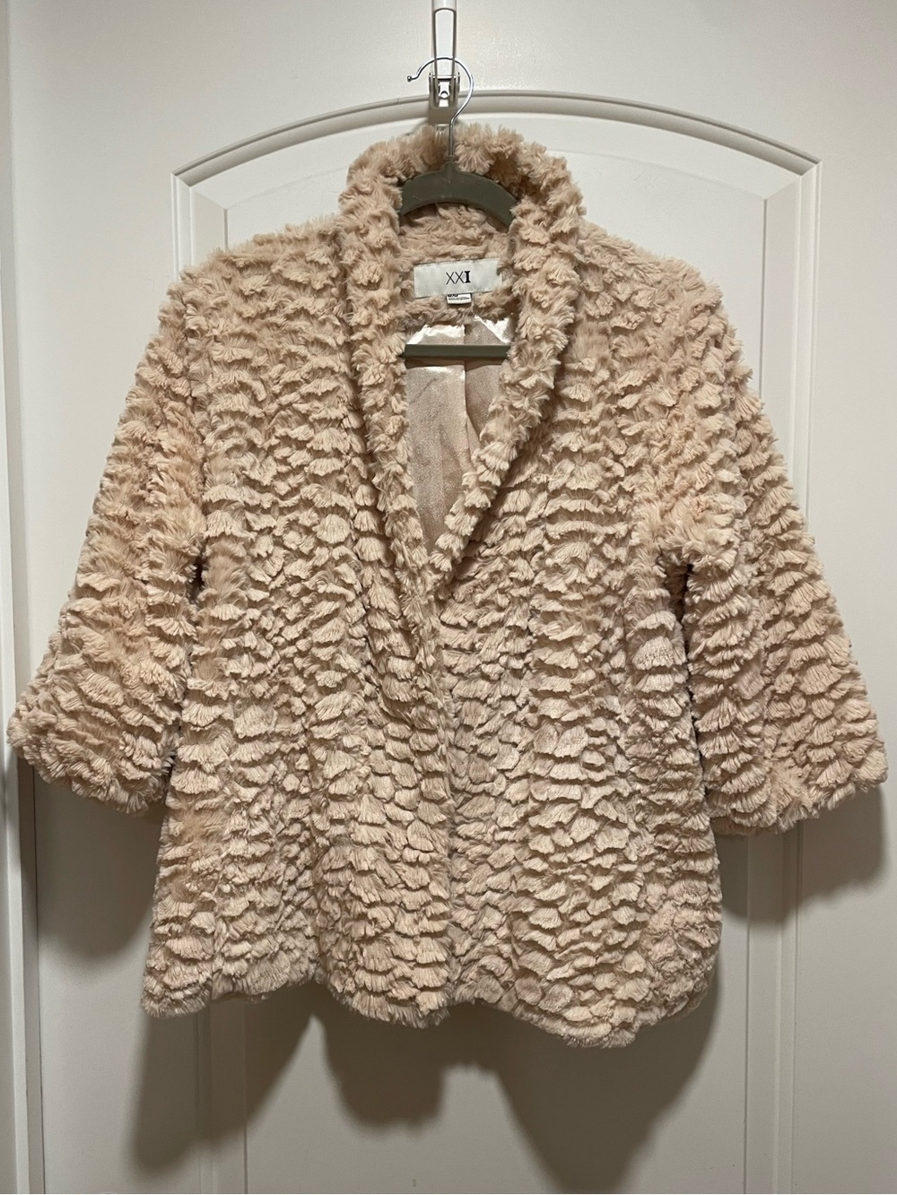 Plush, Gorgeous & Chic Cream Textured 3/4 Sleeve Faux Fur Waist Coat Sz M